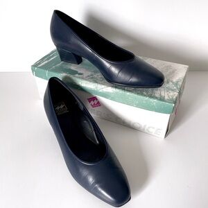 Vtg NATURAL SPORT Pumps Women’s 8D Navy Leather Comfort Padded Insole Block Heel